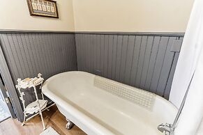 Carroll Cottage 1 Bedroom by Main Street Bed & Breakfast