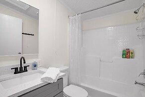 Relaxing 4br Hideaway In Groveland 4 Bedroom Cottage by RedAwning