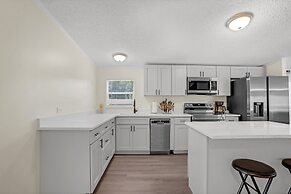 Relaxing 4br Hideaway In Groveland 4 Bedroom Cottage by RedAwning