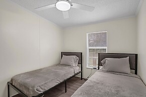 Relaxing 4br Hideaway In Groveland 4 Bedroom Cottage by RedAwning