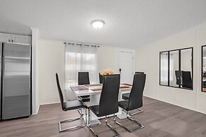 Relaxing 4br Hideaway In Groveland 4 Bedroom Cottage by RedAwning