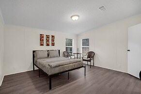 Relaxing 4br Hideaway In Groveland 4 Bedroom Cottage by RedAwning