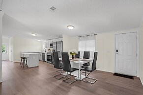 Relaxing 4br Hideaway In Groveland 4 Bedroom Cottage by RedAwning