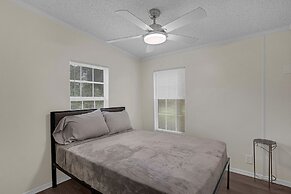 Relaxing 4br Hideaway In Groveland 4 Bedroom Cottage by RedAwning