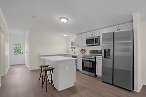 Relaxing 4br Hideaway In Groveland 4 Bedroom Cottage by RedAwning