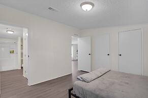 Relaxing 4br Hideaway In Groveland 4 Bedroom Cottage by RedAwning