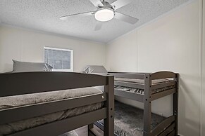 Relaxing 4br Hideaway In Groveland 4 Bedroom Cottage by RedAwning