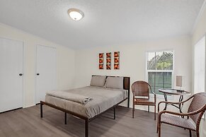 Relaxing 4br Hideaway In Groveland 4 Bedroom Cottage by RedAwning