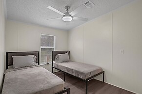 Relaxing 4br Hideaway In Groveland 4 Bedroom Cottage by RedAwning