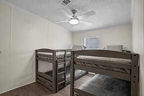 Relaxing 4br Hideaway In Groveland 4 Bedroom Cottage by RedAwning