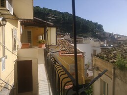 Antico Portale Host Roberto