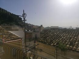 Antico Portale Host Roberto