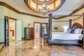 Luxe Atlanta Home ~ 12 Mi to Downtown!