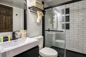 Modern Style 2 Bed Condo Pool in Gatlinburg