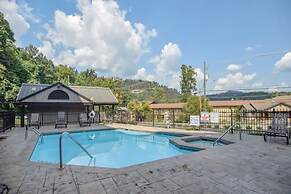 Modern Style 2 Bed Condo Pool in Gatlinburg