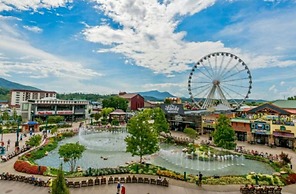 Modern Style 2 Bed Condo Pool in Gatlinburg