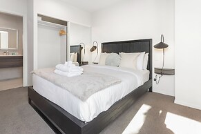 Augustus Haven Apartment with Parking