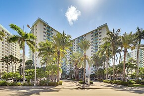 Hollywood Condo w/ Beach Access - Walk to Shore!