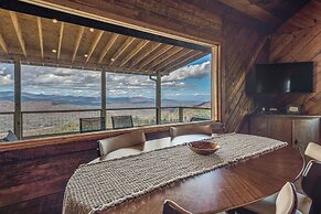 Dreamy Penrose Cabin w/ Panoramic Mountain Views