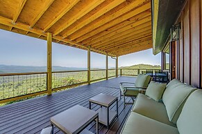 Dreamy Penrose Cabin w/ Panoramic Mountain Views