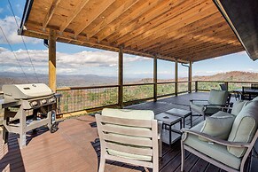 Dreamy Penrose Cabin w/ Panoramic Mountain Views