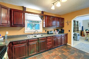 Fire Pit & Mountain Views: Quiet Sparta Getaway