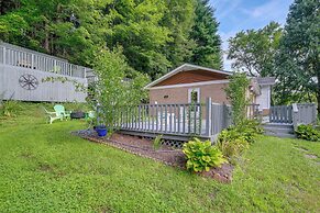 Fire Pit & Mountain Views: Quiet Sparta Getaway