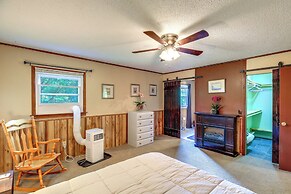 Fire Pit & Mountain Views: Quiet Sparta Getaway