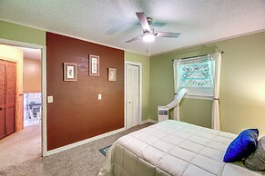 Fire Pit & Mountain Views: Quiet Sparta Getaway