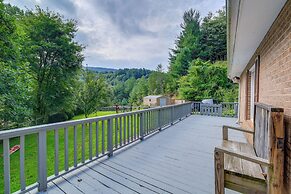 Fire Pit & Mountain Views: Quiet Sparta Getaway