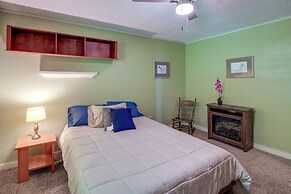 Fire Pit & Mountain Views: Quiet Sparta Getaway