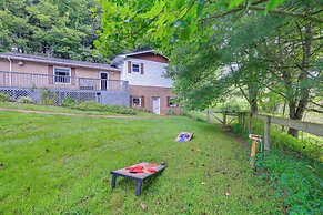 Fire Pit & Mountain Views: Quiet Sparta Getaway