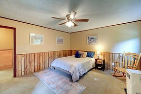 Fire Pit & Mountain Views: Quiet Sparta Getaway