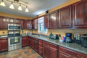 Fire Pit & Mountain Views: Quiet Sparta Getaway