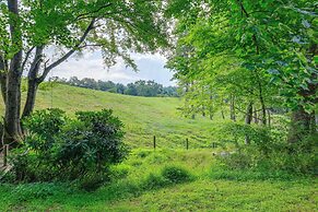 Fire Pit & Mountain Views: Quiet Sparta Getaway