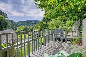 Fire Pit & Mountain Views: Quiet Sparta Getaway