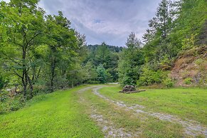 Fire Pit & Mountain Views: Quiet Sparta Getaway