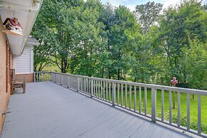 Fire Pit & Mountain Views: Quiet Sparta Getaway