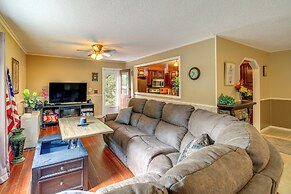 Fire Pit & Mountain Views: Quiet Sparta Getaway