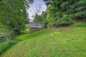 Fire Pit & Mountain Views: Quiet Sparta Getaway