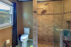 Fire Pit & Mountain Views: Quiet Sparta Getaway