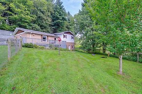 Fire Pit & Mountain Views: Quiet Sparta Getaway