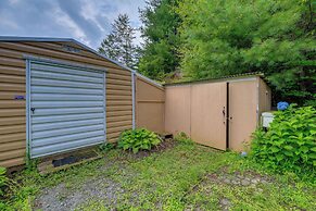 Fire Pit & Mountain Views: Quiet Sparta Getaway