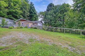 Fire Pit & Mountain Views: Quiet Sparta Getaway