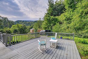 Fire Pit & Mountain Views: Quiet Sparta Getaway