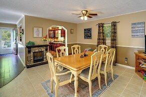 Fire Pit & Mountain Views: Quiet Sparta Getaway