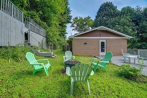 Fire Pit & Mountain Views: Quiet Sparta Getaway