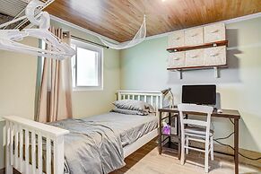 Aurora Abode: 7 Mi to Dtwn Denver!