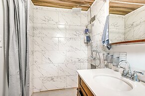 Aurora Abode: 7 Mi to Dtwn Denver!