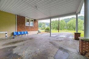 Charming Damascus Retreat w/ Deck & Creek Views!